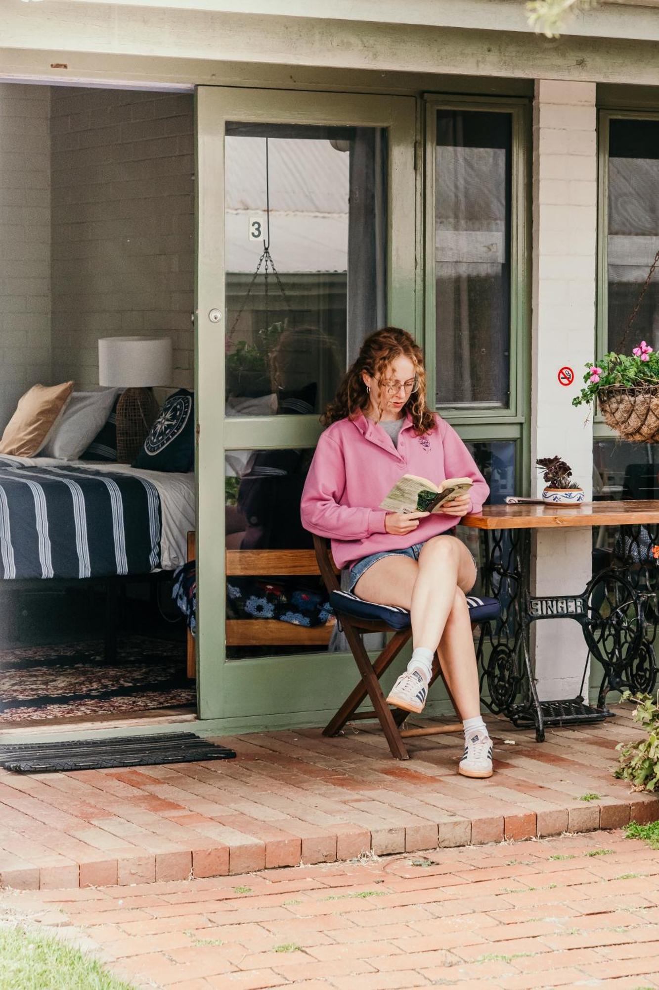 The Wandering Whale Port Fairy Hostel Exterior photo