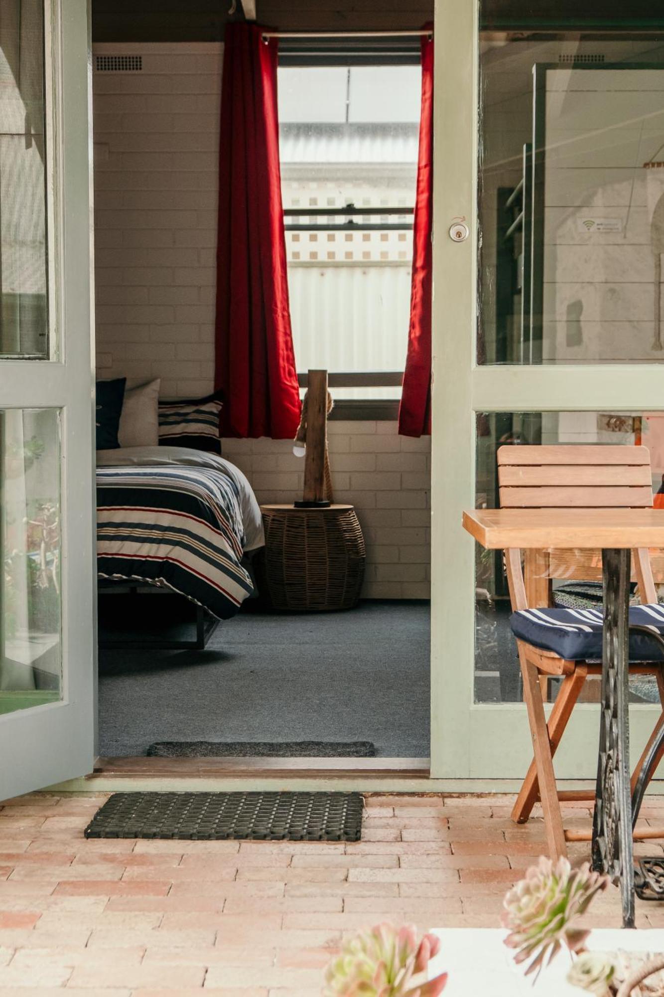 The Wandering Whale Port Fairy Hostel Exterior photo