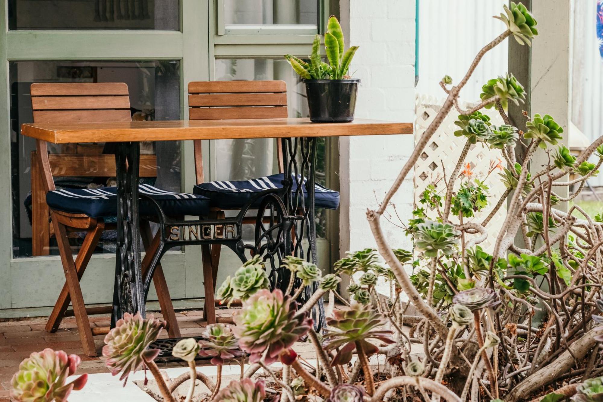 The Wandering Whale Port Fairy Hostel Exterior photo