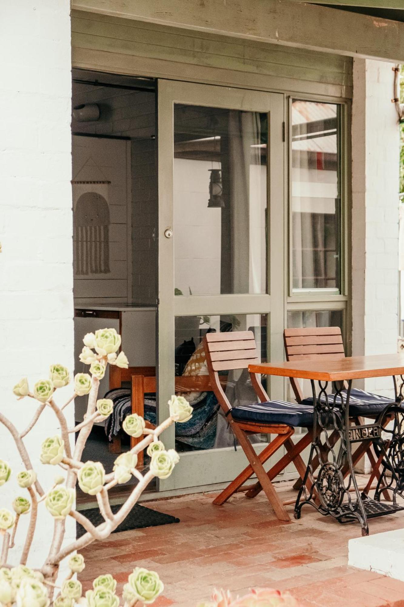 The Wandering Whale Port Fairy Hostel Exterior photo
