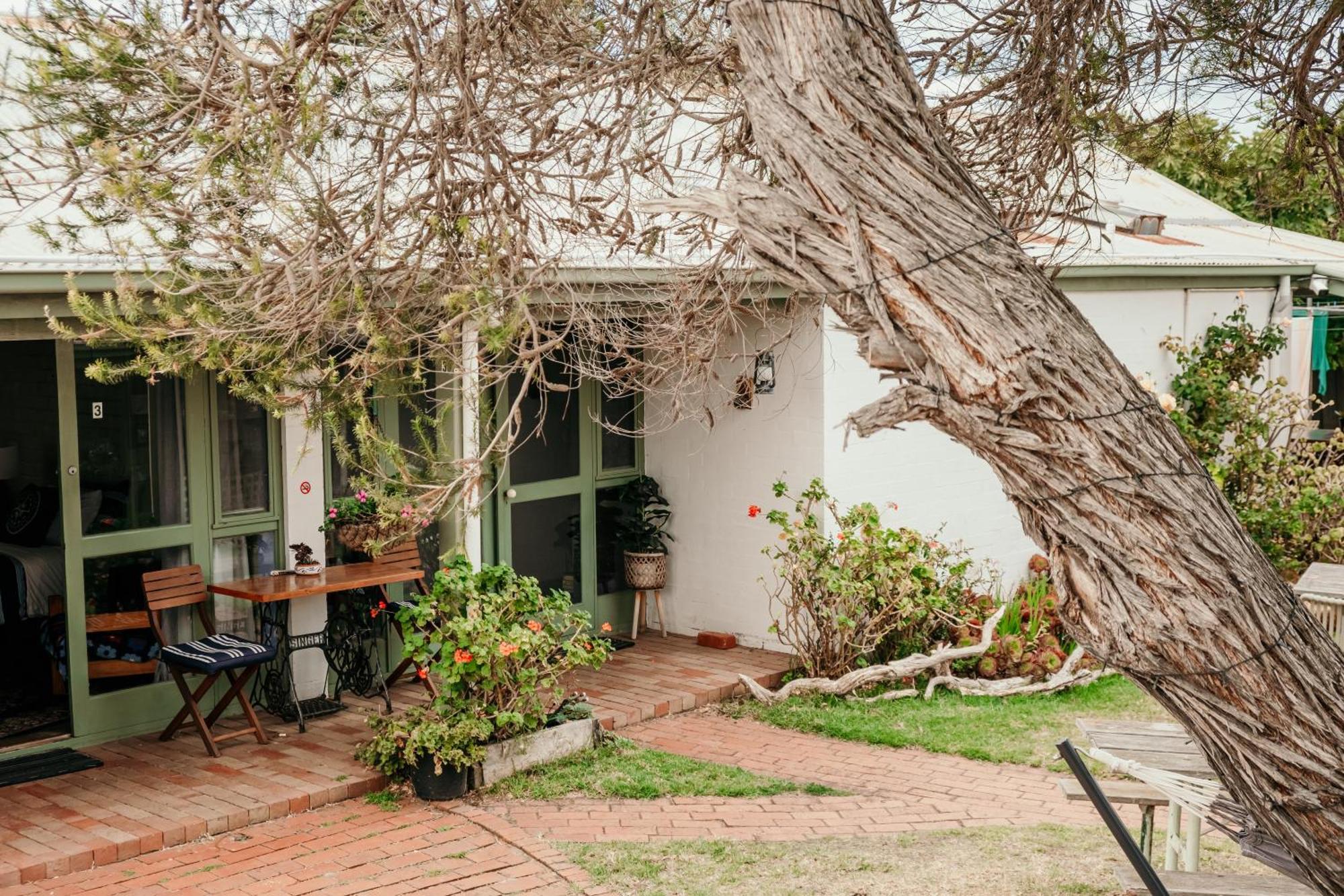 The Wandering Whale Port Fairy Hostel Exterior photo