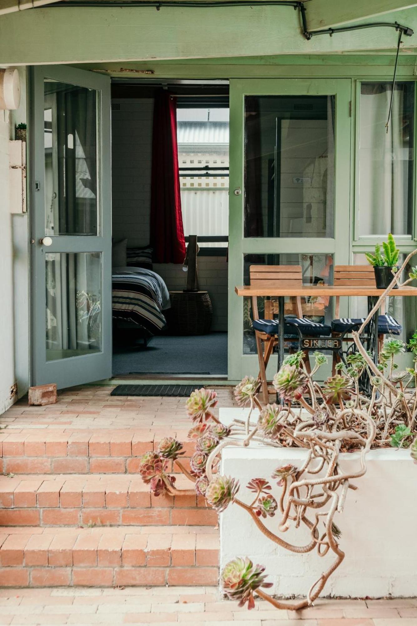 The Wandering Whale Port Fairy Hostel Exterior photo
