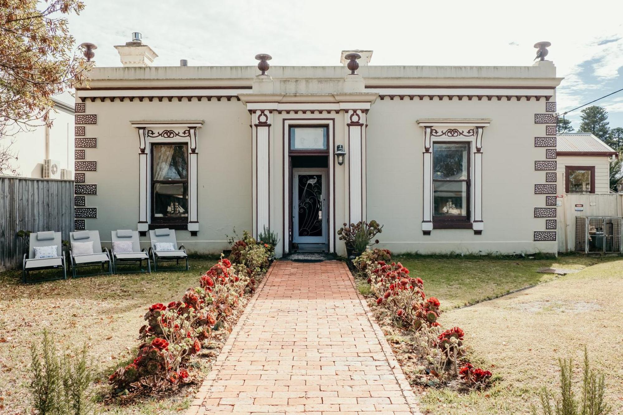 The Wandering Whale Port Fairy Hostel Exterior photo
