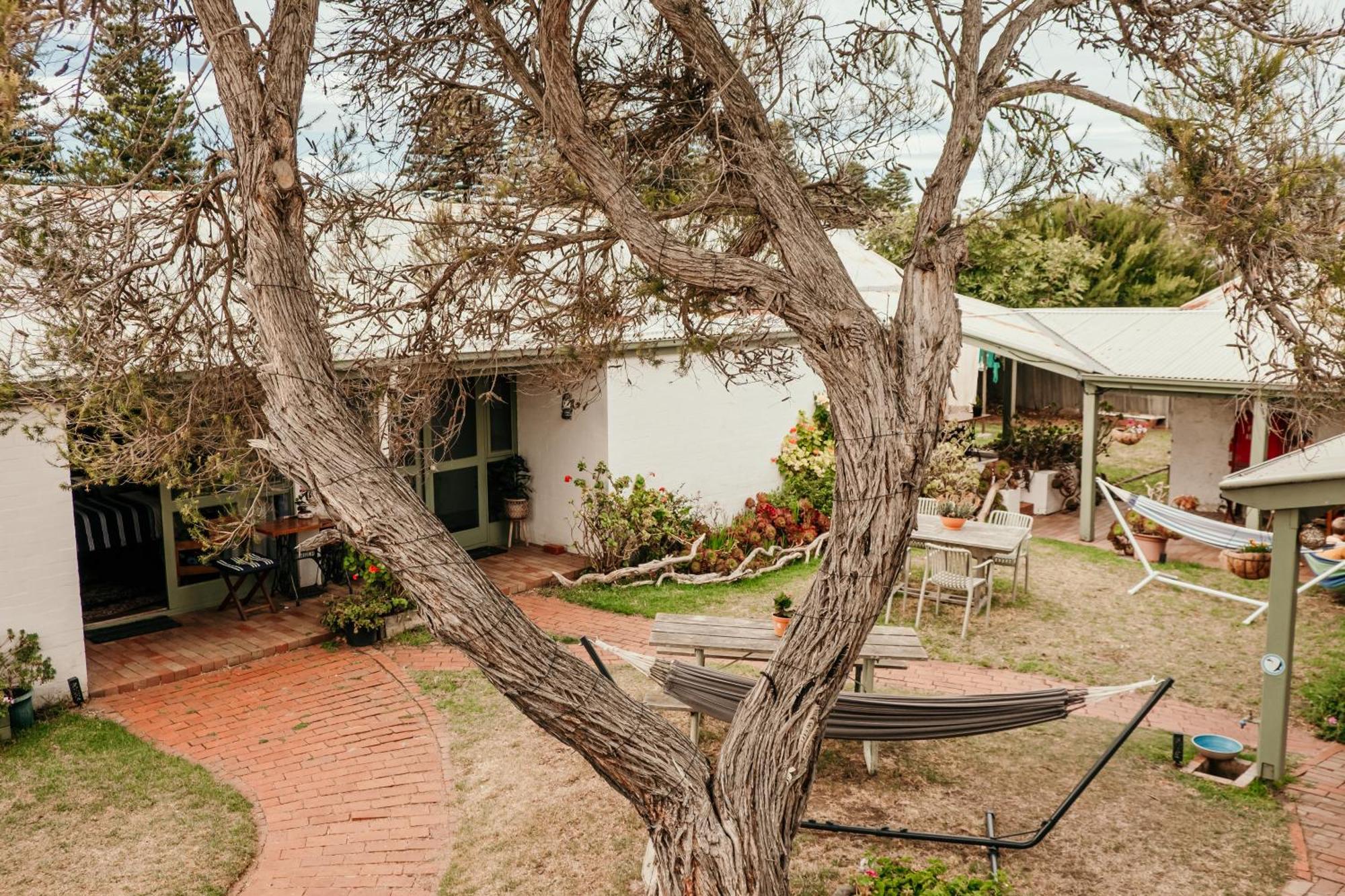 The Wandering Whale Port Fairy Hostel Exterior photo