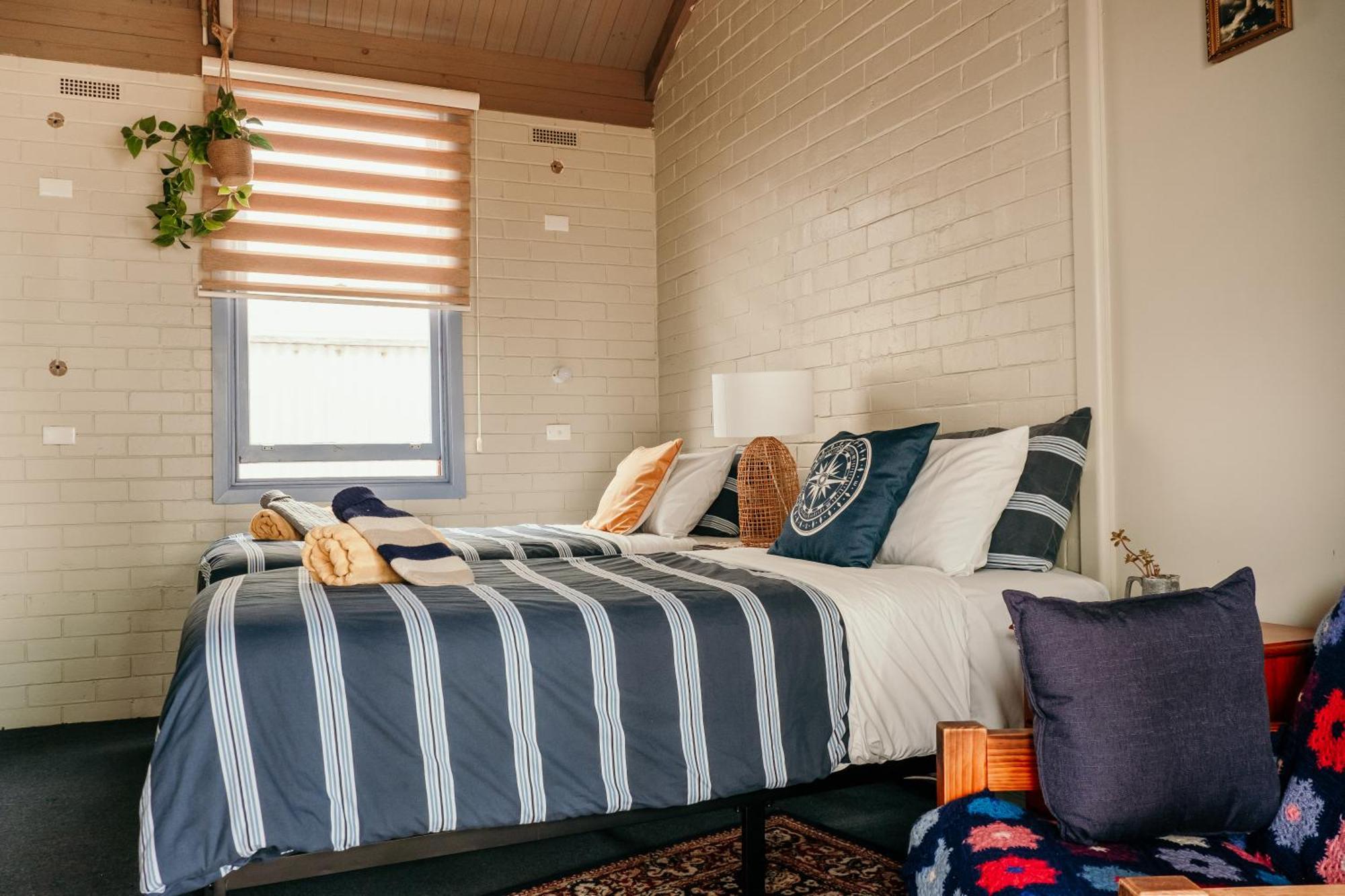 The Wandering Whale Port Fairy Hostel Exterior photo