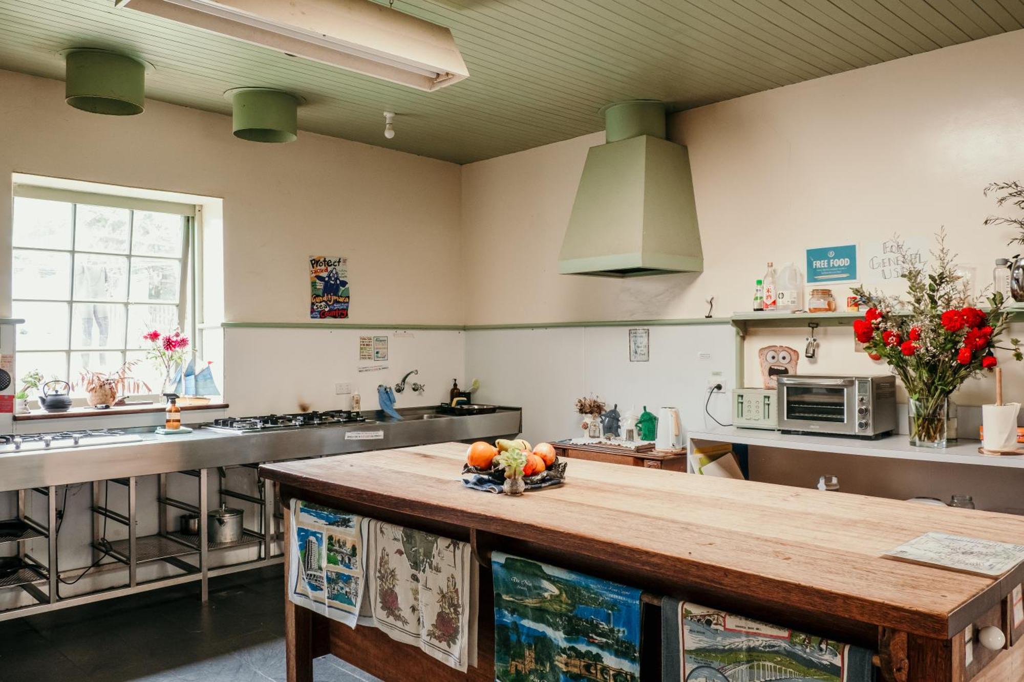 The Wandering Whale Port Fairy Hostel Exterior photo